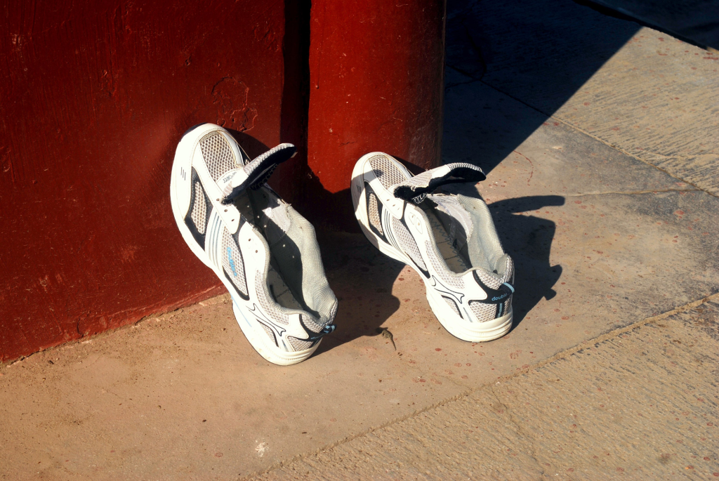 how to dry shoes fast